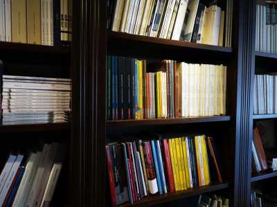 �Alcuni mobili sono regali dei clienti � svela la Di Lecce �, altri invece appartenevano ai miei nonni. � stata proprio la loro biblioteca a introdurmi alla poesia, quindi � significativo per me averla nel mio ambiente lavorativo�